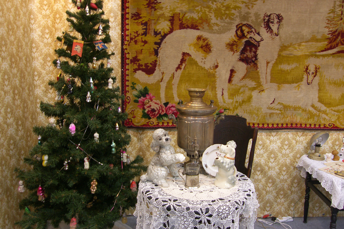 Экспозиция музея собак на антикварном салоне