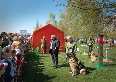 Многочисленные зрители смогли посетить экспозицию музея собаководства, посвященную службе собак в годы Великой Отечественной Войны. Выставка размещалась на городской эспланаде Перми.