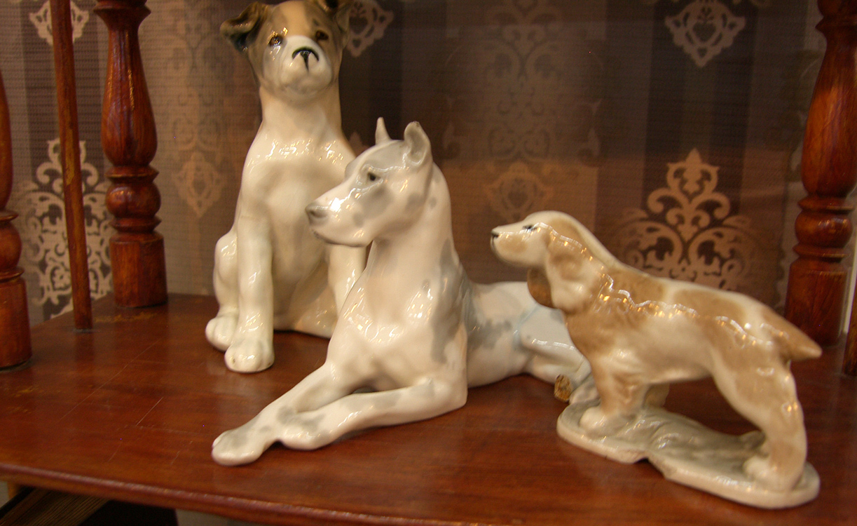 Экспозиция музея собак на антикварном салоне